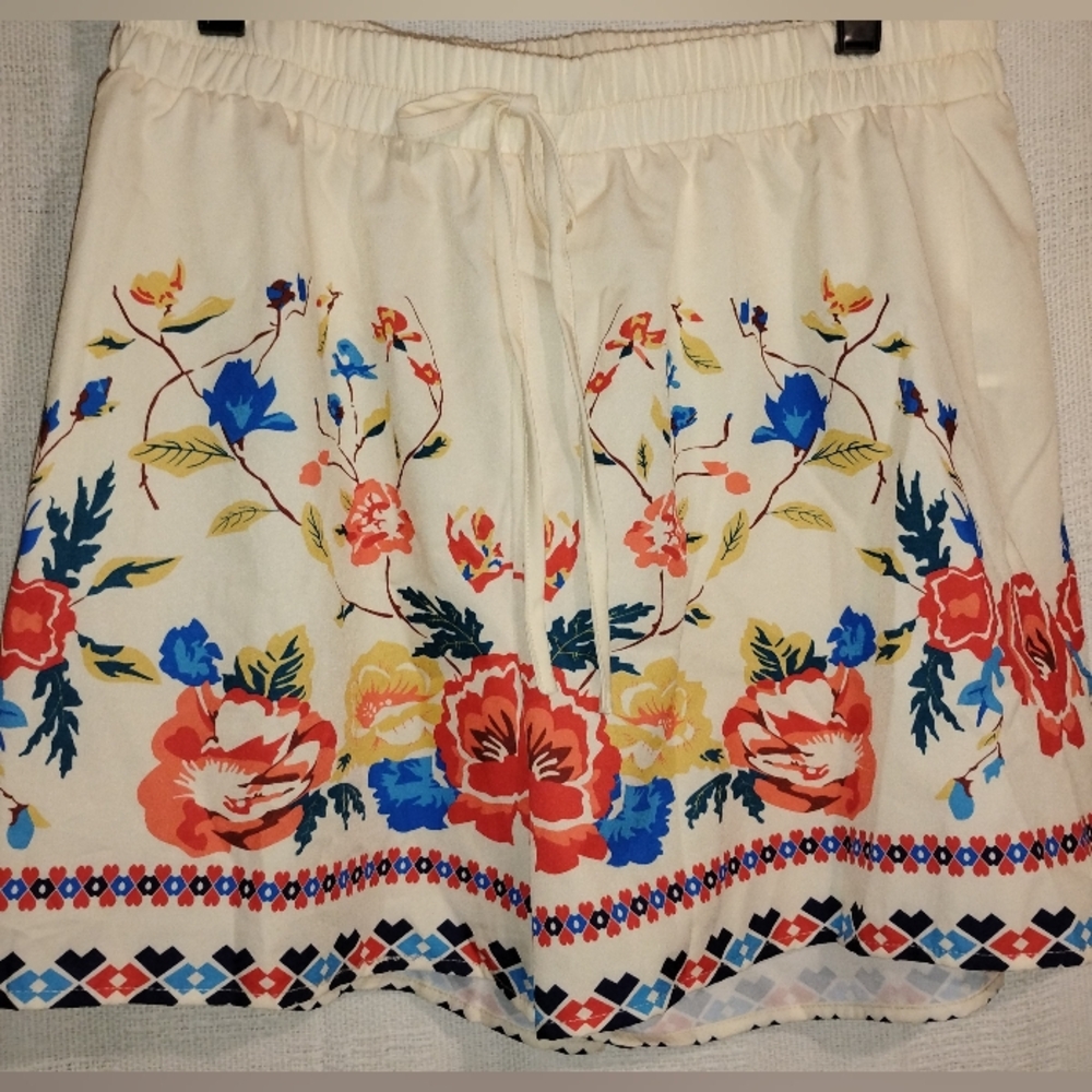 Cream And Floral Flowy Shorts Size M